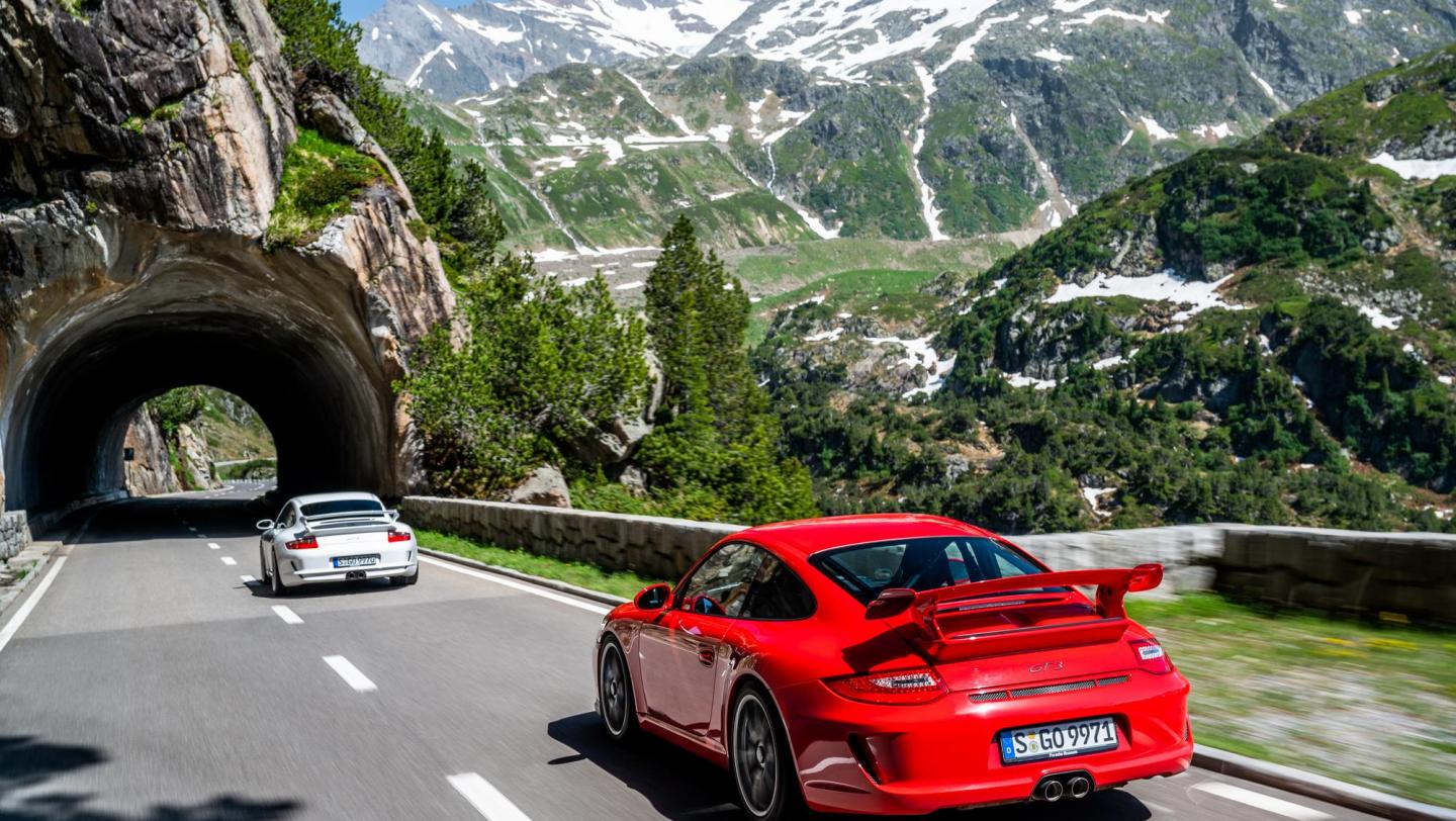 Zwei 911 GT3 (997.1 & 997.2) - indischrot - carraraweissmetallic - Heckflügel - Endrohre - Air Curtains - Alpenpass - Schweiz - 2019