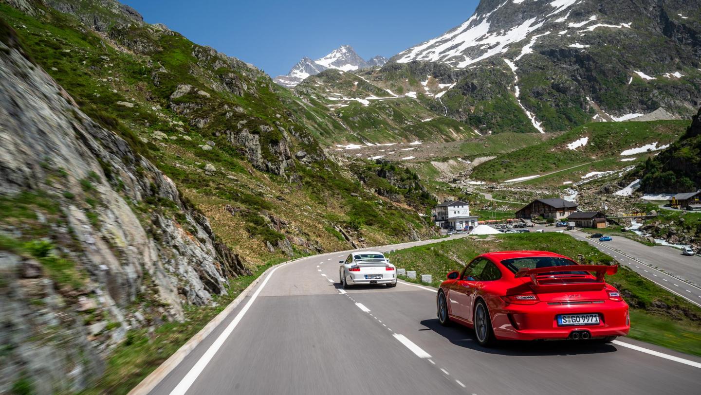 Zwei 911 GT3 (997.1 & 997.2) - indischrot - carraraweissmetallic - Heckflügel - Endrohre - Alpenpass - Schweiz - 2019
