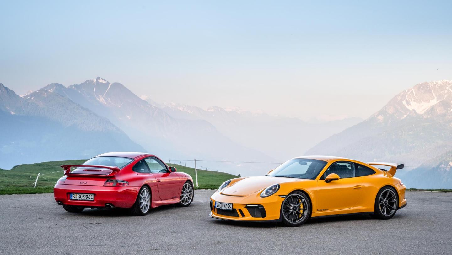 20 Jahre 911 GT3 - vom Ältesten - indischrot -  zum Jüngsten - racinggelb - (996.1 & 991.2) - Beifahrerseite - Endrohre - Heckflügel - Schweller - Fahrerseite - Bugteil - Lufteinlässe - Schweiz - Alpenpässe - Jubiläum -  2019