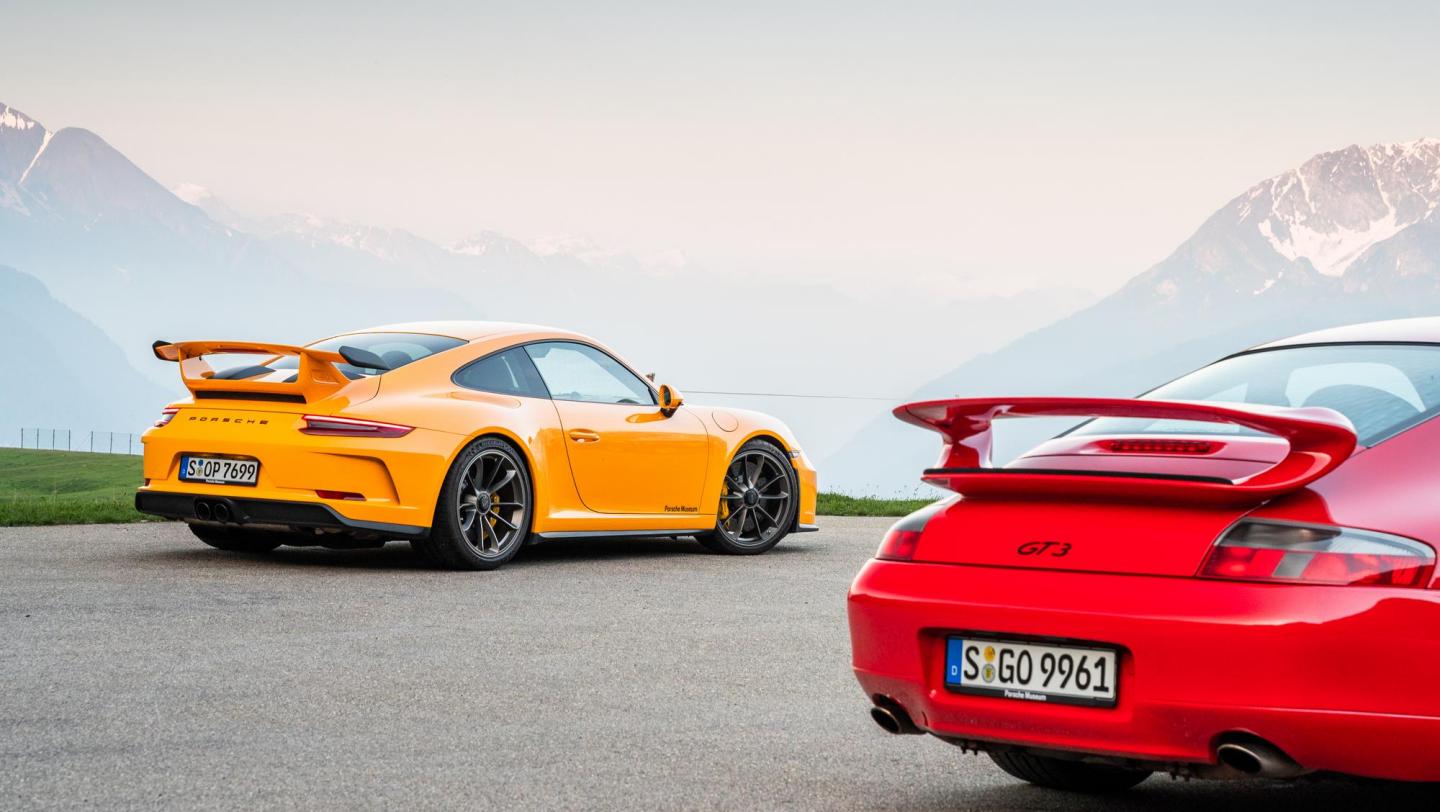 20 Jahre 911 GT3 - vom Ältesten - indischrot -  zum Jüngsten - racinggelb - (996.1 & 991.2) - Heck - Beifahrerseite - Endrohre - Heckflügel - Schweller - Emblem - Signet  - Seitenschriftzug - Schweiz - Alpenpässe - Jubiläum -  2019