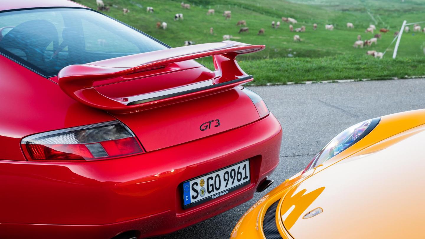 20 Jahre 911 GT3 - vom Ältesten - indischrot -  zum Jüngsten - racinggelb - (996.1 & 991.2) - Heck - Heckflügel - Bugteil - Rückleuchte - Scheinwerfer - Schweiz - Alpenpässe - Jubiläum -  2019