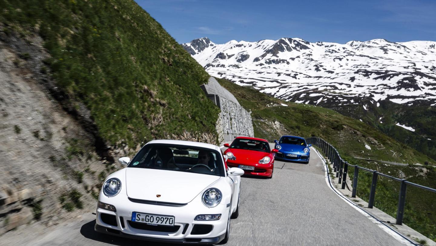Drei 911 GT3 (996.1, 997.1, 991.1) - saphirblaumetallic - indischrot - carraraweissmetallic - Alpenpässe - Sicken - Lufteinlässe - Hauptscheinwerfer -Schweiz - Gebirgspanorama - 2019