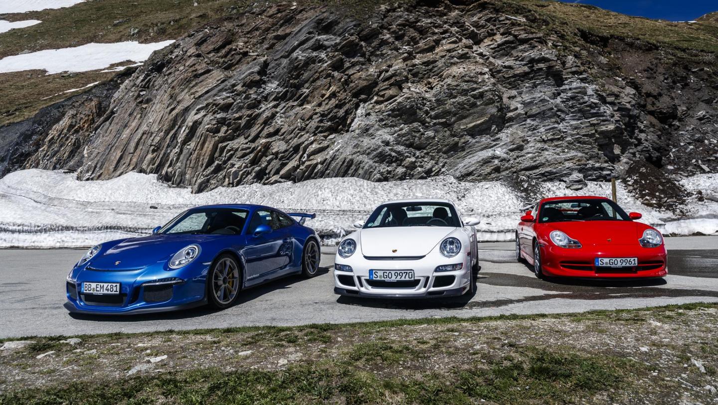 Drei 911 GT3 (996.1, 997.1, 991.1) - saphirblaumetallic - indischrot - carraraweissmetallic - Alpenpässe - Frontspoiler - Bugteil - Sicken - Lufteinlässe - Hauptscheinwerfer - Schweiz - Gebirgspass - 2019