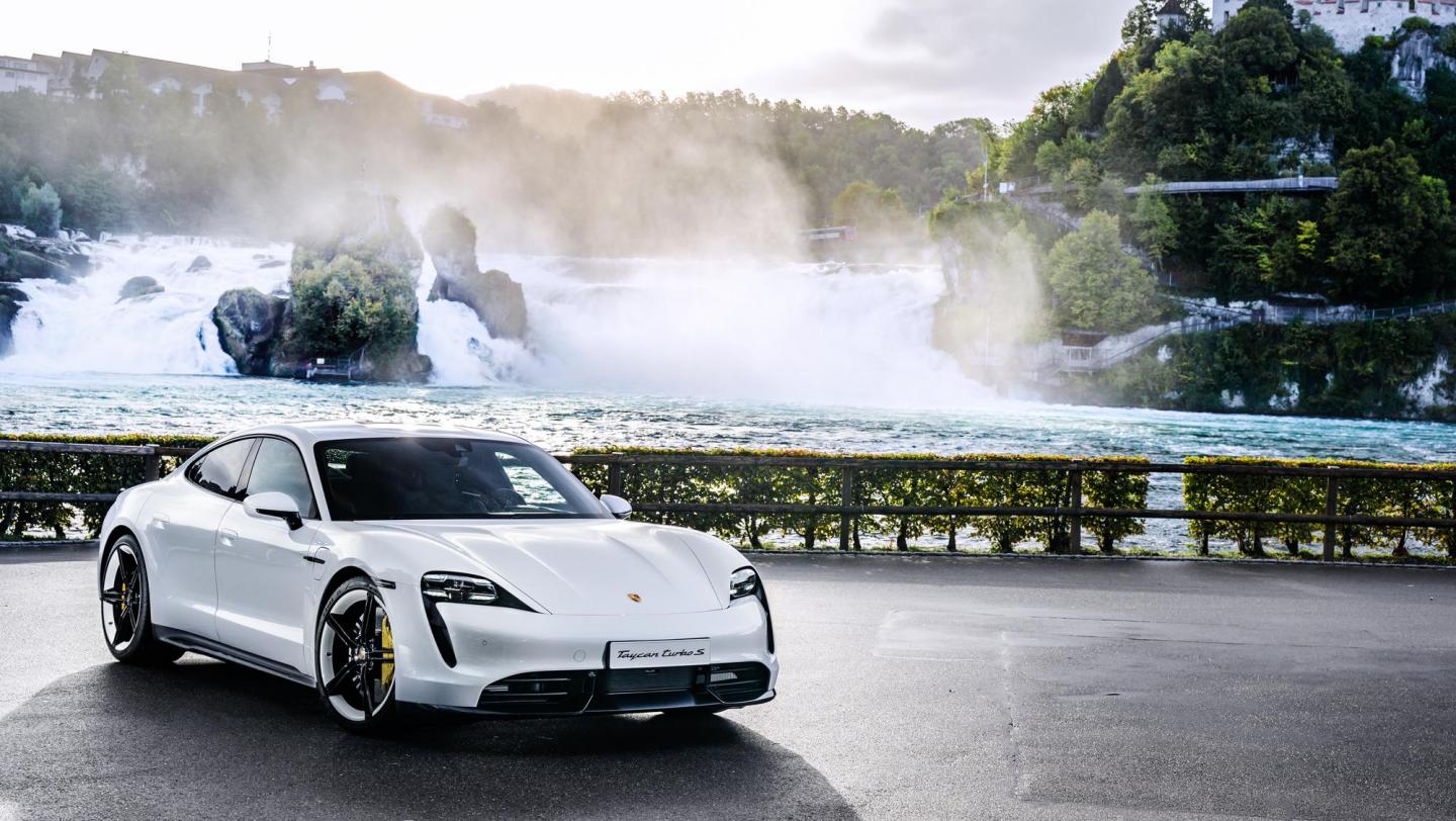 Taycan Turbo S - weiss -  Bugteil - Beifahrerseite - Lichtbalken - Schweller - air curtain - LED-Matrix-Scheinwerfer - 
 - - -
Europas grösster Wasserfall und der erste zu 100 Prozent elektrisch angetriebene Porsche - der neue Taycan Turbo S. Über eine Breite von 150 Meter donnert das Wasser den Rheinfall in Schaffhausen hinunter und steht, wie kaum ein anderer Ort in der Schweiz, für die gewaltige Kraft des Wassers. Die Energie der Wasserkraft entfacht ihre Wirkung auch im neue Taycan Turbo S.