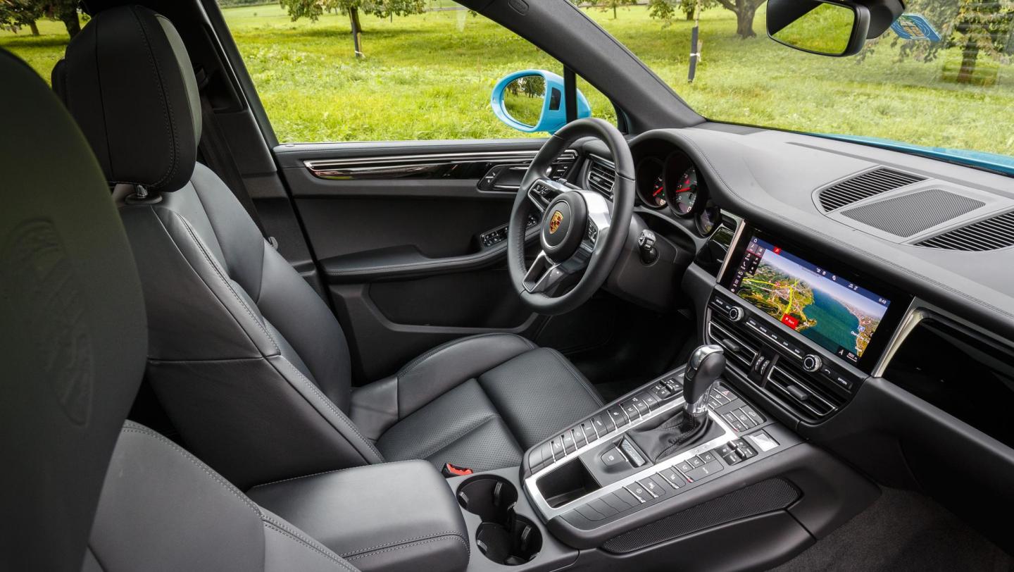 Macan S - miamiblau  - Cockpit, Fahrersitz - Beifahrersitz - Mittelkonsole - Display - Instrumententafel - MAL - Getränkehalter - Lenkrad - Schweiz - 2019