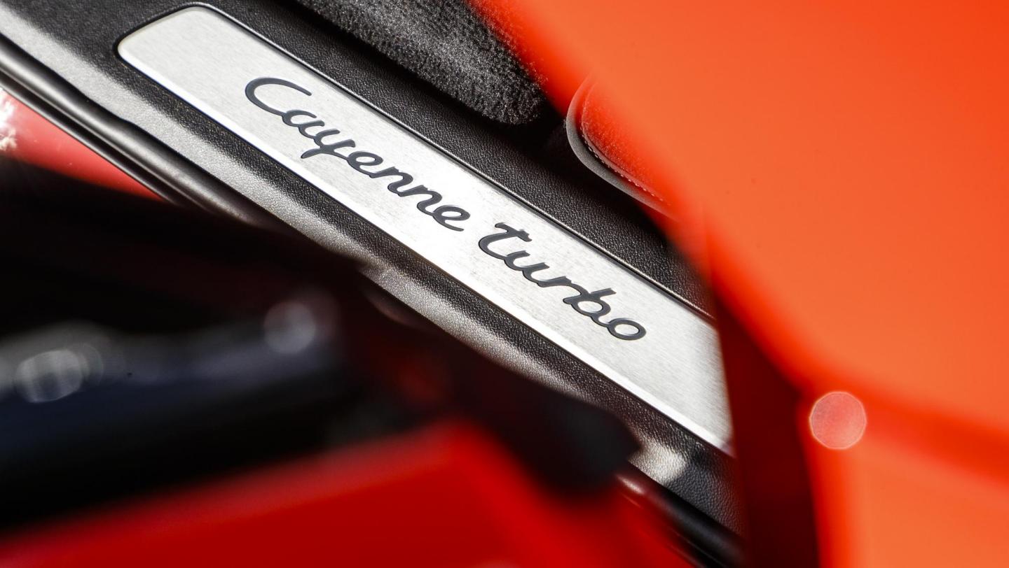 Cayenne Turbo Coupé - karminrot - Einstiegleiste mit Schriftzug 