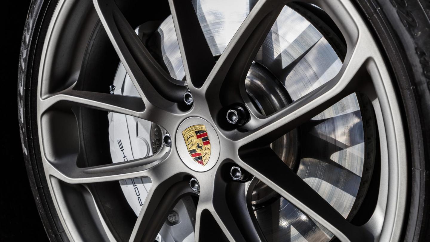 Cayenne Turbo Coupé - karminrot - Felge mit Porsche-Wappen  Nahaufnahme - Nabe  - Schweiz - 2019