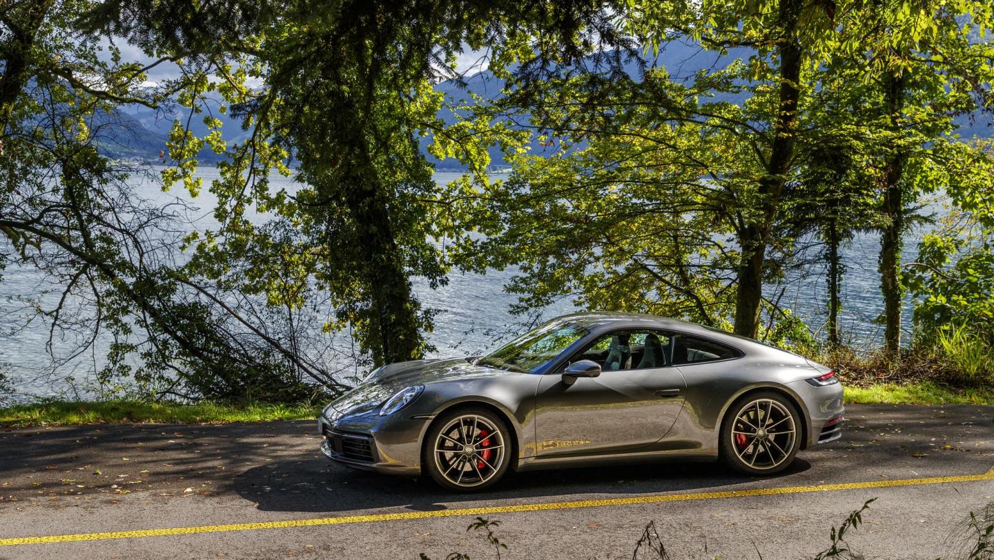 911 Carrera 4S - achatgraumetallic - Seitenansicht  - Sommertag  - Landstrasse - Schweiz - 2019