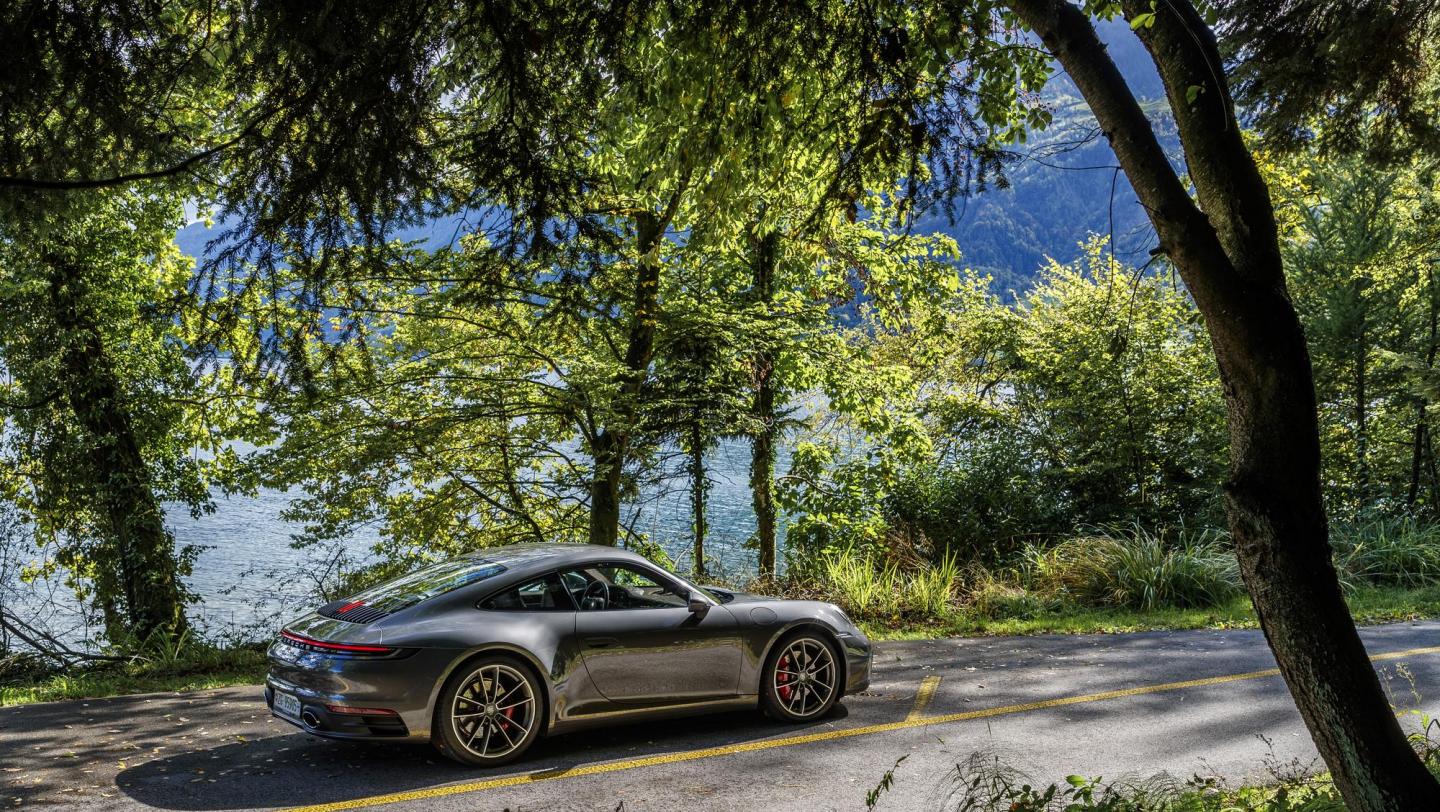 911 Carrera 4S - achatgraumetallic - Seitenansicht  - Sommertag  - Landstrasse - Schweiz - 2019