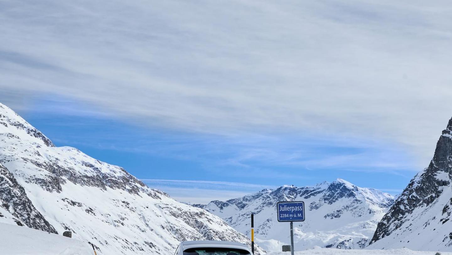 Cayenne E-Hybrid Coupé - carraraweissmetallic -  Julierpass 2020 - Passhöhe Alpen