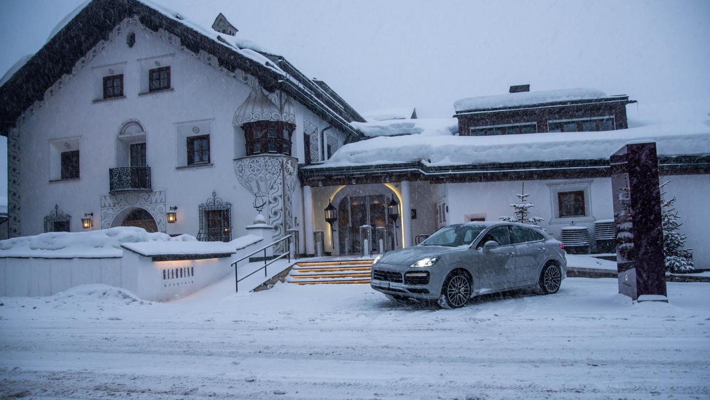 Cayenne Turbo S E-Hybrid Coupé - carraraweissmetallic - Gourmet Festival St. Moritz 2020
