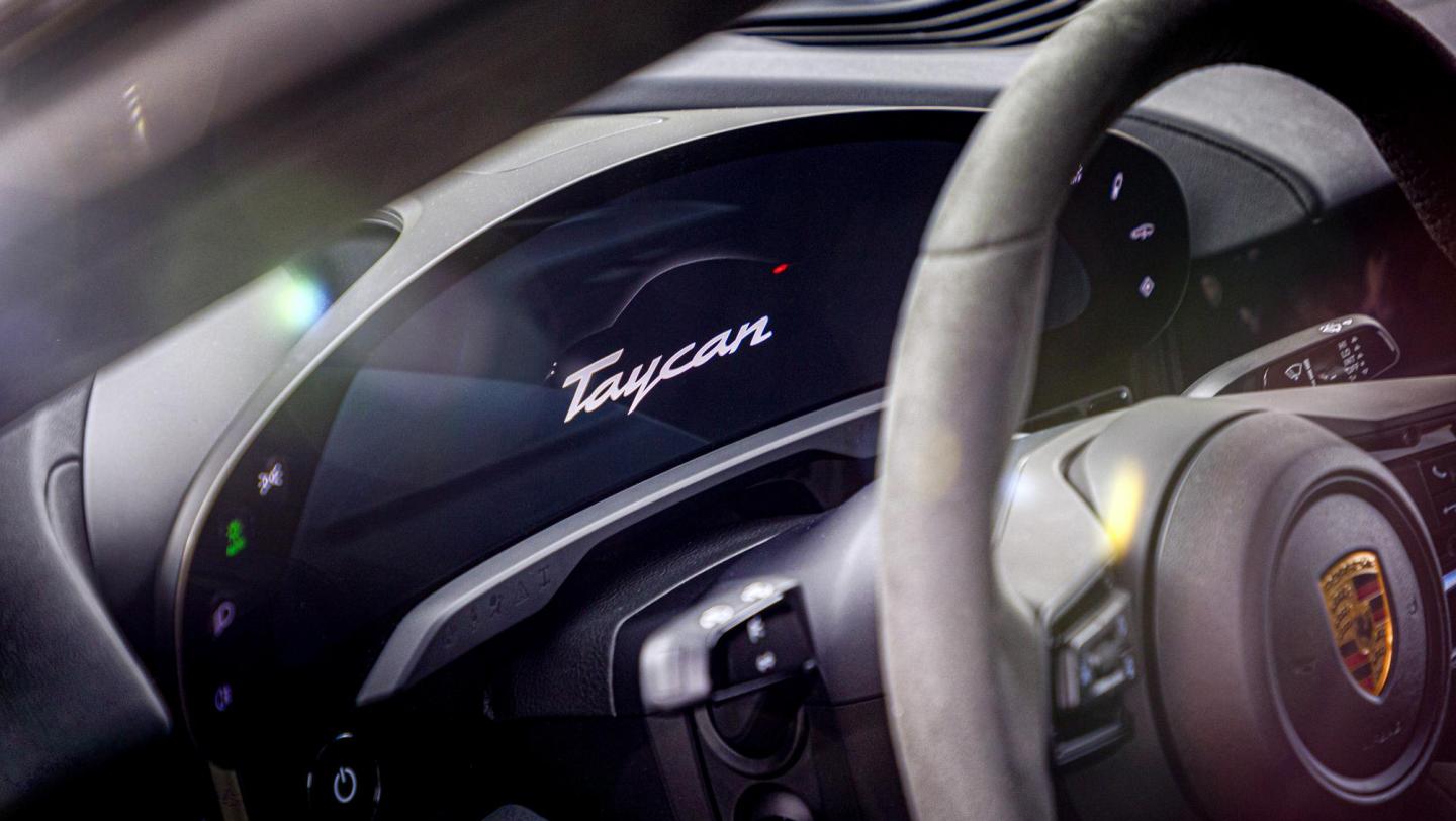 Taycan Turbo - Lenkrad - Schriftzug Taycan - Cockpit -  2020