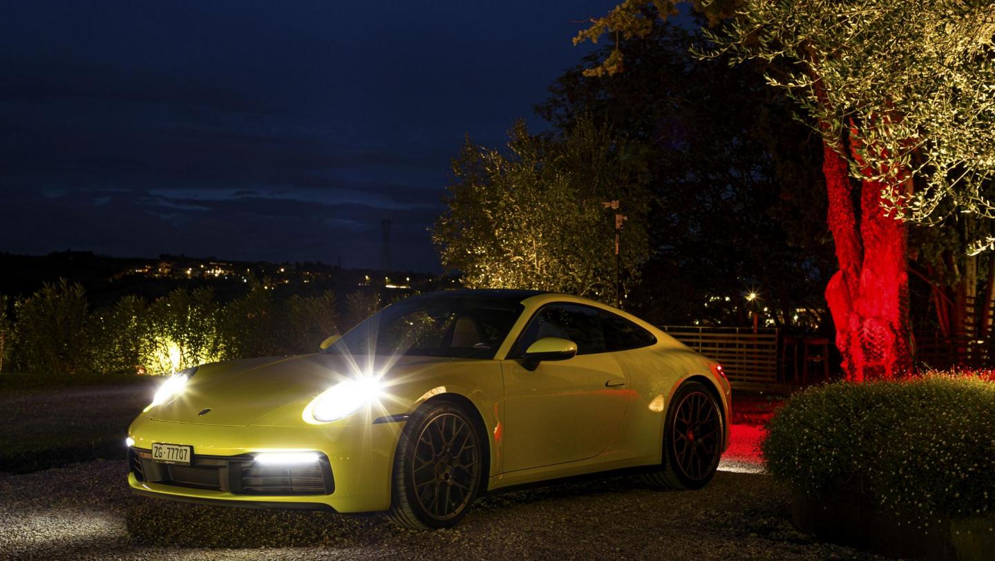 Porsche 911 Carrera - racinggelb - Fahrerseite - Misano - Nacht - 2020