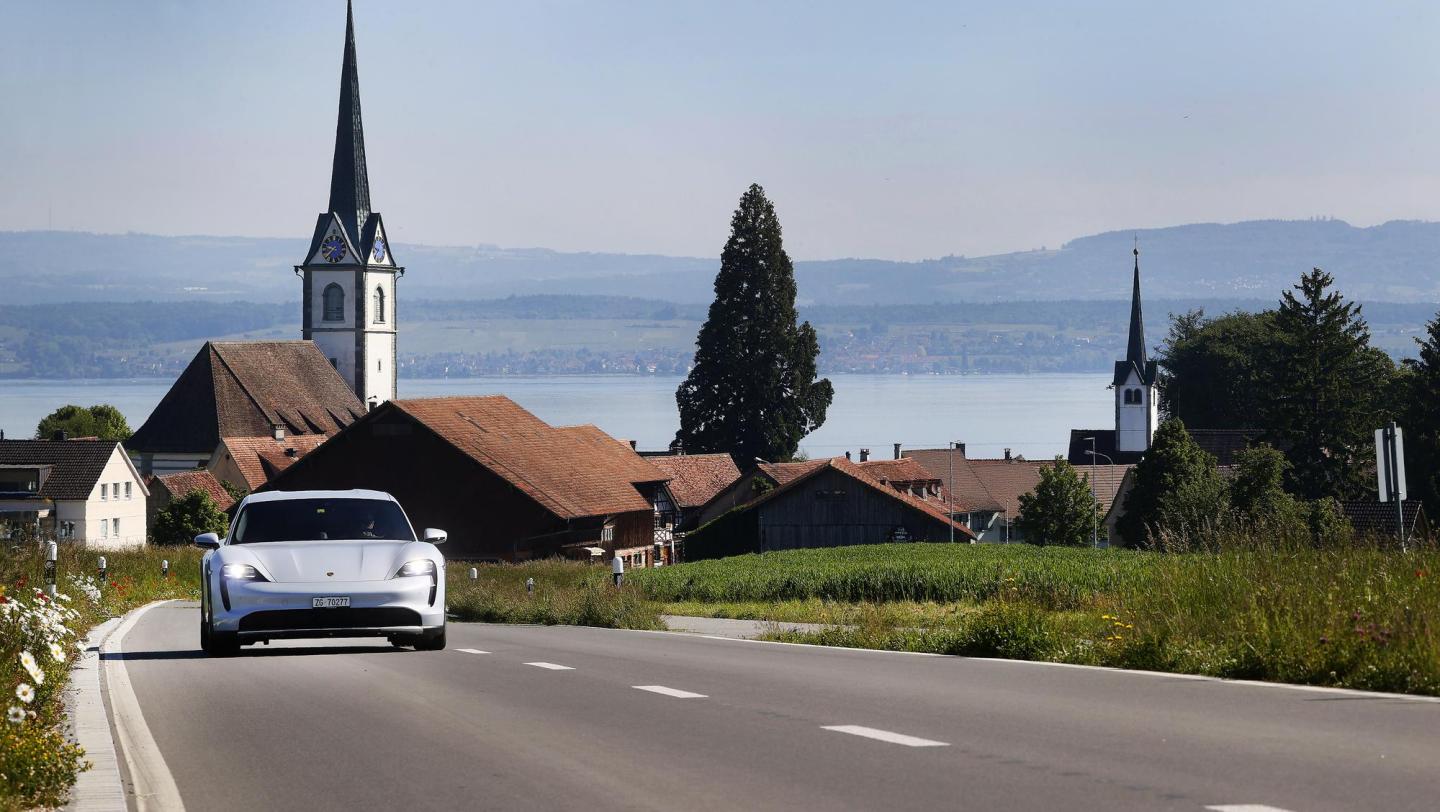 Taycan 4S Cross Turismo - carraraweissmetallic - Landstrasse - Kirche - Thurgau (CH) - 2021