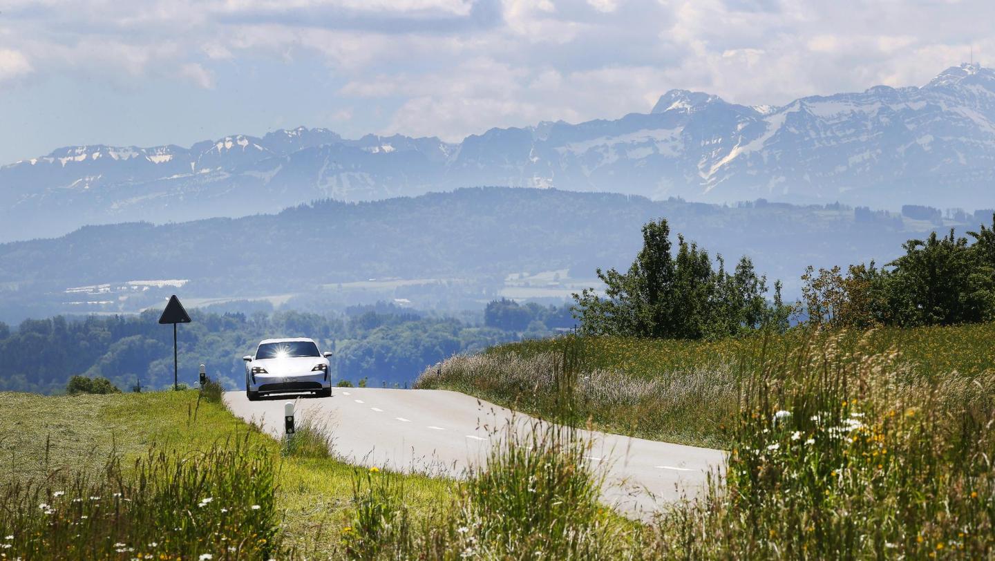 Taycan 4S Cross Turismo - carraraweissmetallic -  Berge - Landstrasse - Sommer - Thurgau (CH) - 2021