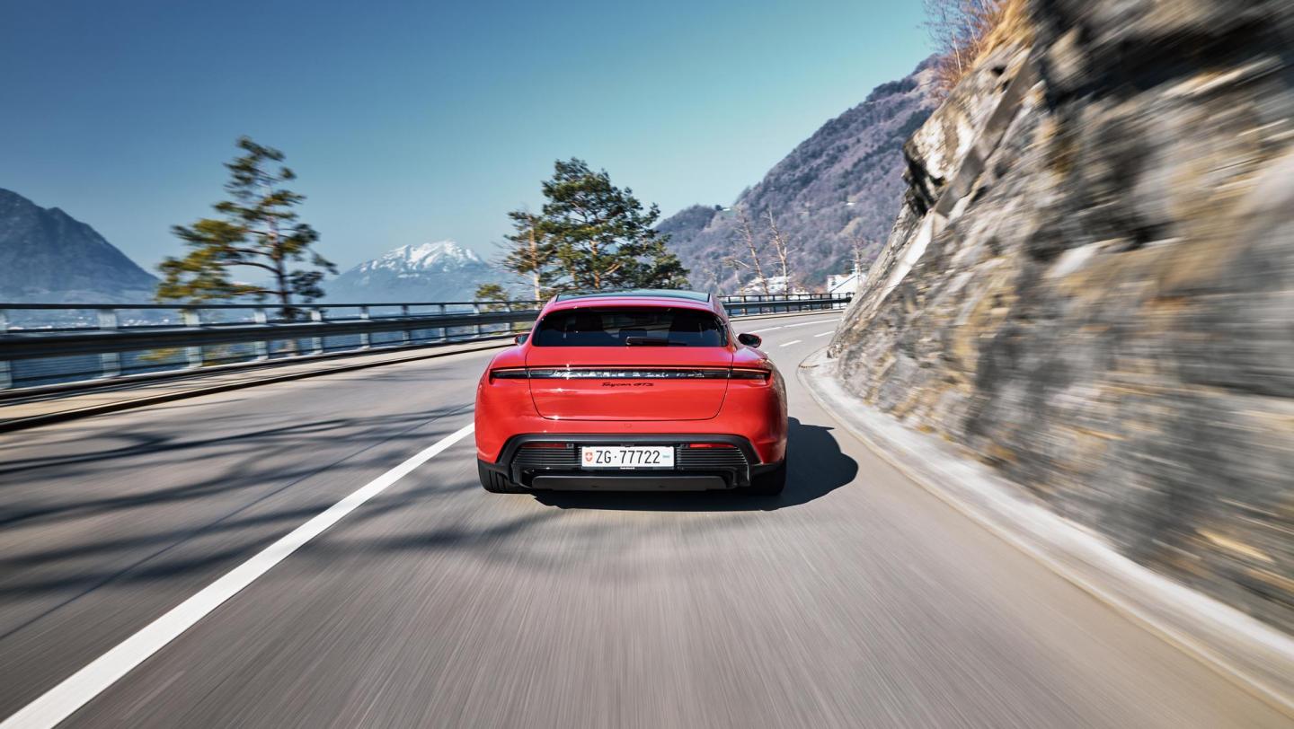 Taycan GTS Sport Turismo, Vierwaldstättersee, Switzerland, 2022, Porsche Schweiz AG