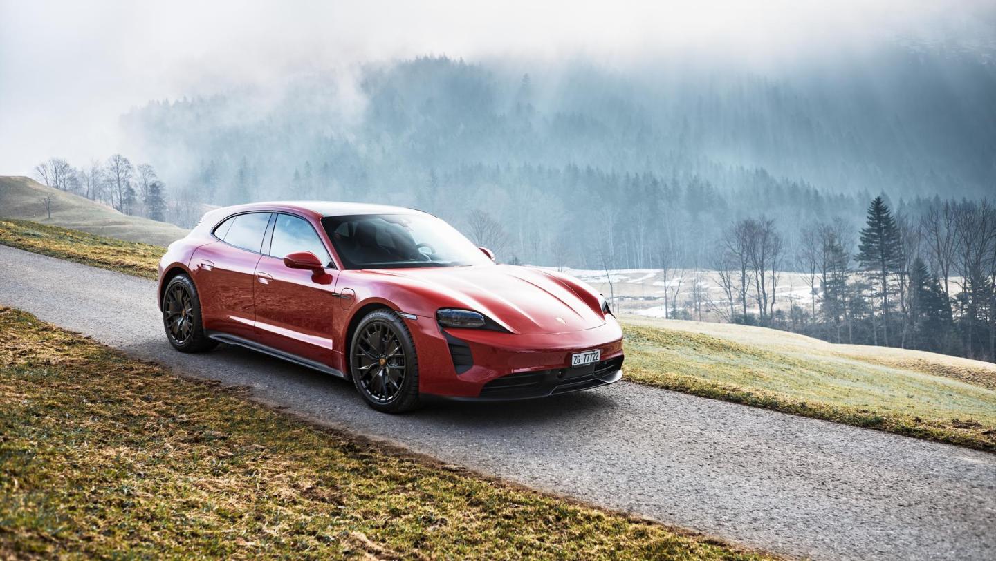 Taycan GTS Sport Turismo, Vierwaldstättersee, Switzerland, 2022, Porsche Schweiz AG