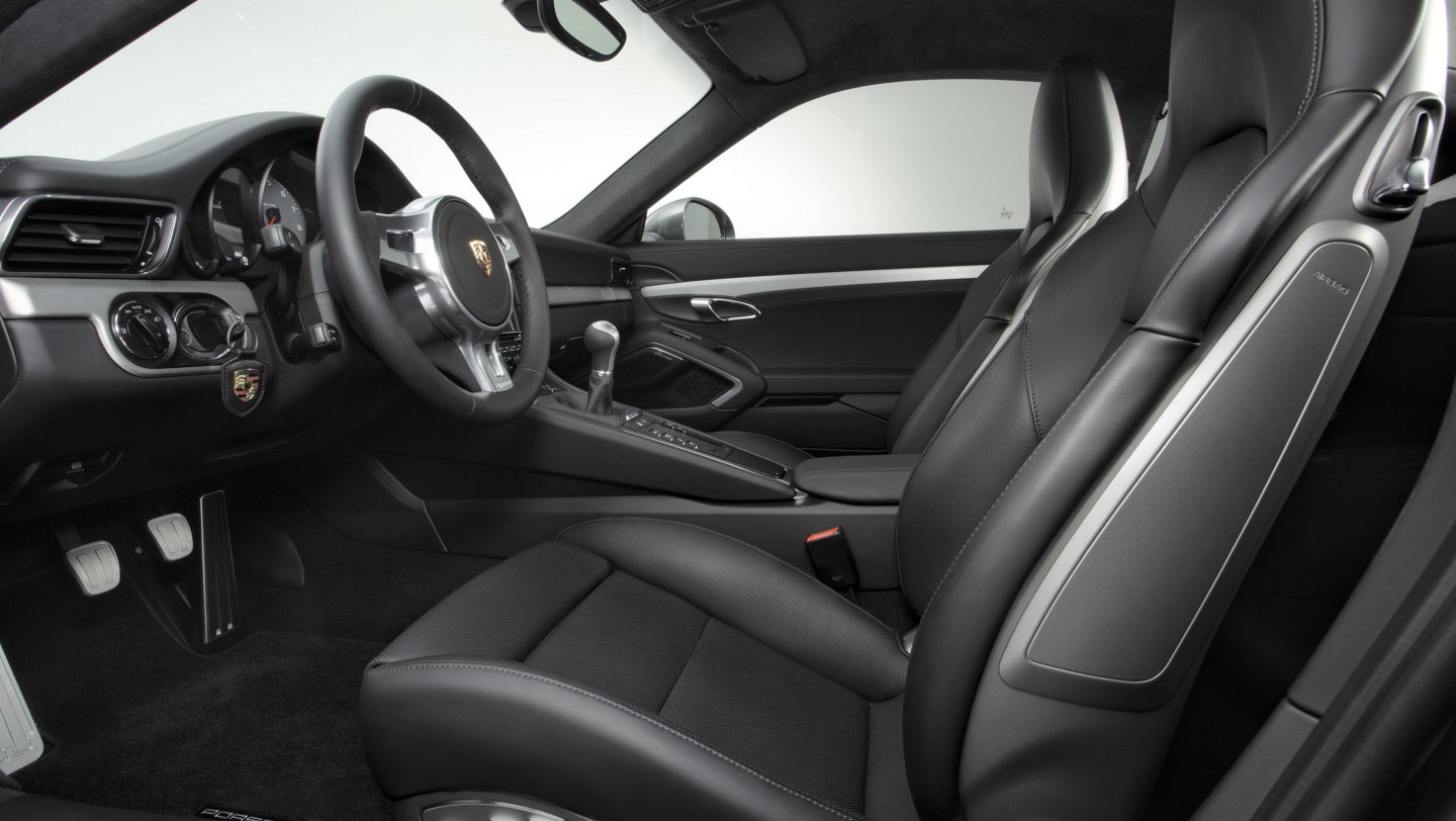 Porsche 911 Carrera 4S Coupé: Interior