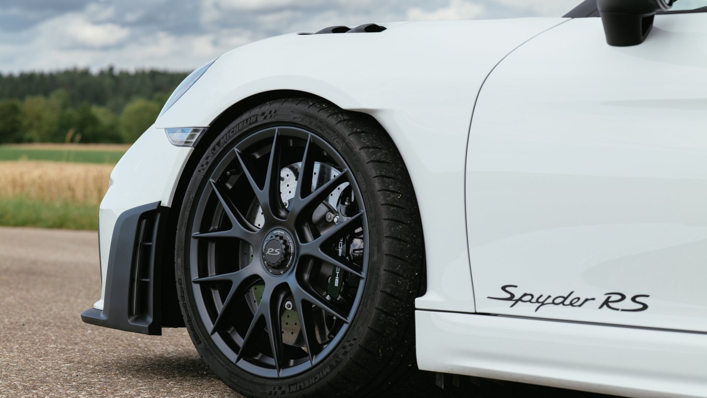 Porsche 718 Spyder RS - White - S-GO 2302