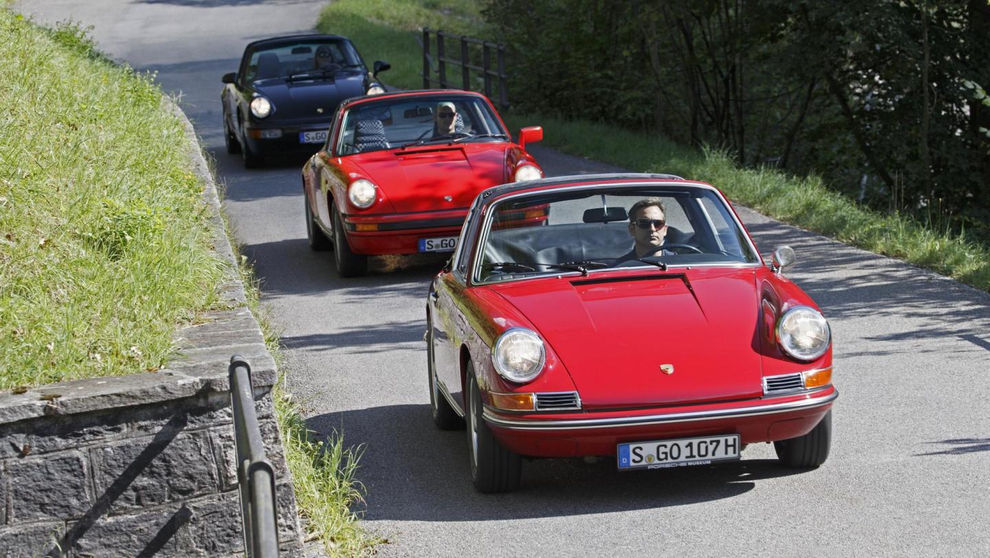50 Jahre Porsche 911 Targa - Gruppe Targa - Vier Generationen -  schwarz (1993) - indischrot (1981) - karminrot (1967) - Bugteil - Scheinwerfer - Tessin - Sommer - 2015