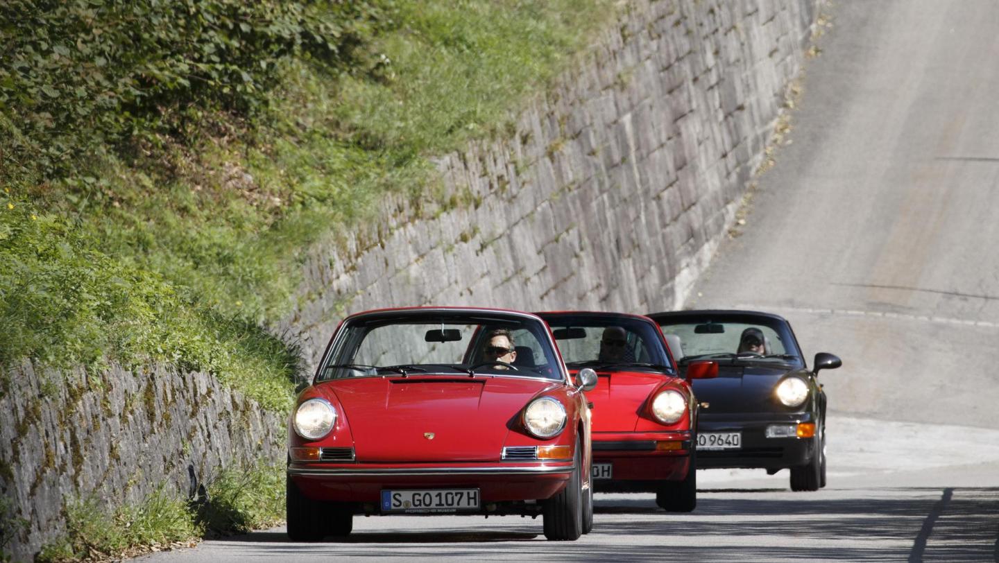 50 Jahre Porsche 911 Targa - Gruppe Targa - Vier Generationen - schwarz (1993) - indischrot (1981)- karminrot (1967) - Bugteil - Scheinwerfer - Tessin - Sommer - 2015