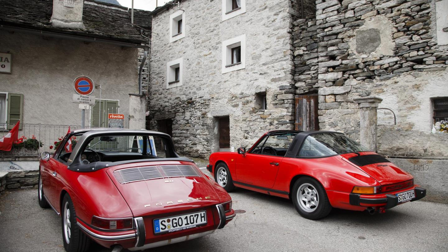50 Jahre Porsche 911 Targa - Gruppe Targa - Vier Generationen -  - indischrot (1981) - karminrot (1967) Heck - Rückleuchten - Bügel - Tessin - Sommer - 2015