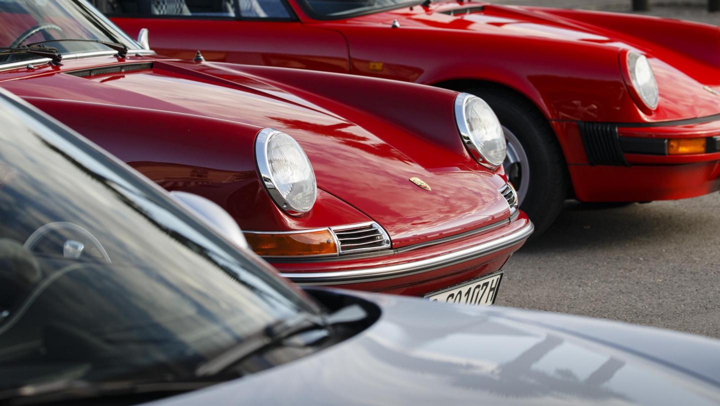 50 Jahre Porsche 911 Targa - Gruppe Targa - Vier Generationen - silber (2015) - schwarz (1993)- indischrot (1981) - karminrot (1967) - Bugteil - Hauptscheinwerfer - Sicken - Fronthaube -  - Tessin - Sommer - 2015