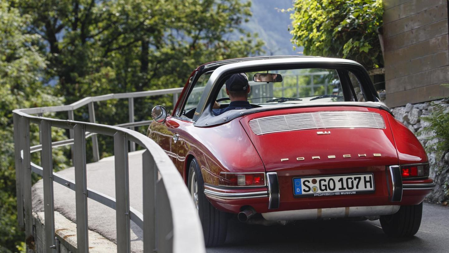 50 Jahre Porsche 911 Targa - 911 Targa 2.0 - (1967) - karminrot - Heck - Rückleuchten - Endrohr - Tessin - 2015
