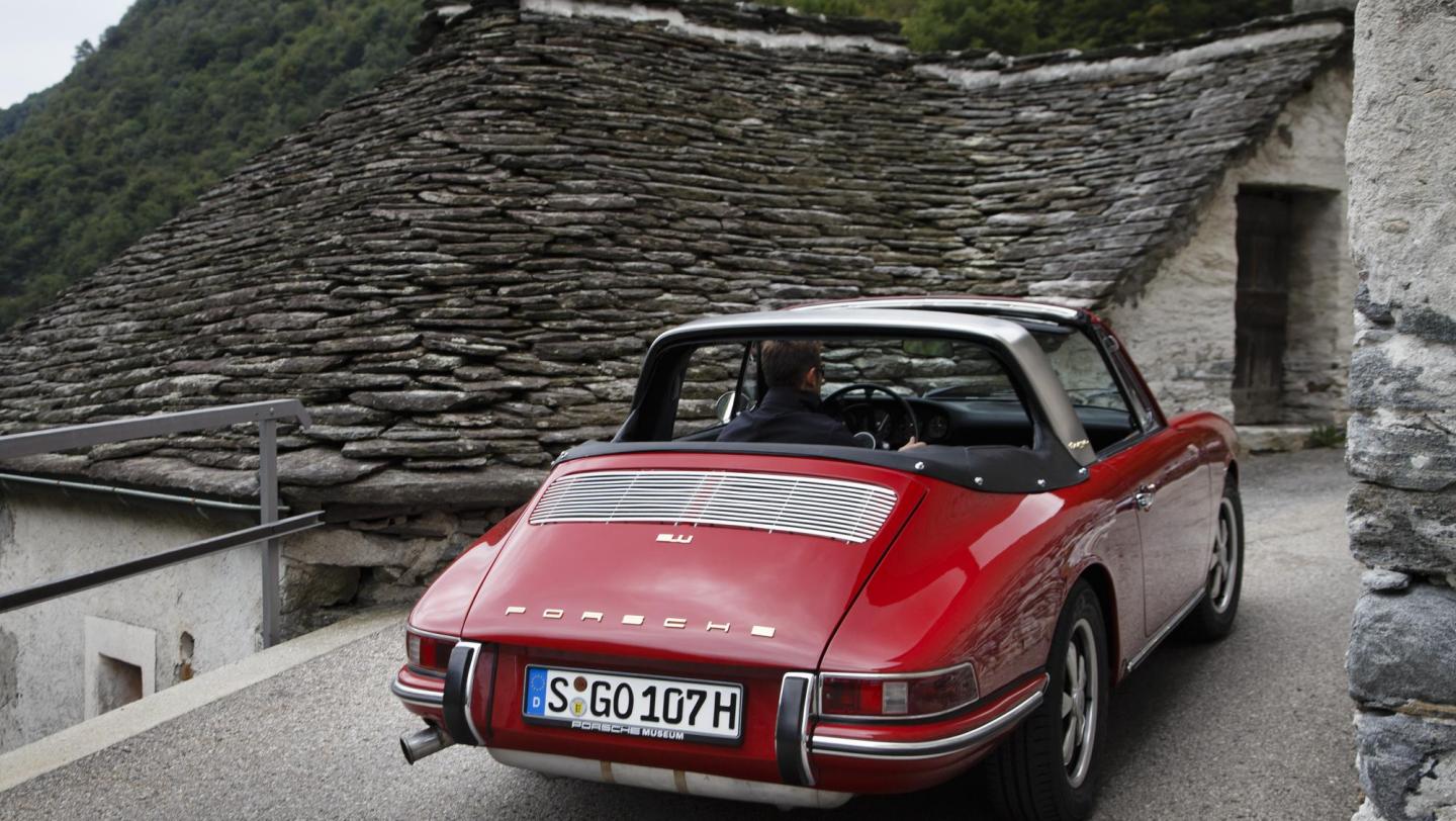 50 Jahre Porsche 911 Targa - 911 Targa 2.0 - (1967) - karminrot - Heck - Rückleuchten - Endrohr - Stossstange - Tessin - 2015