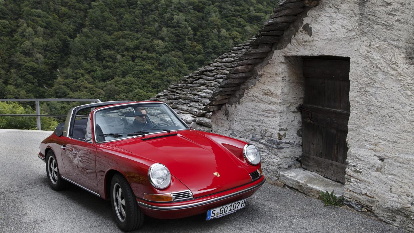 50 Jahre Porsche 911 Targa - 911 Targa 2.0 - (1967) - karminrot - Beifahrerseite - Beifahrertür - Bugteil - Räder - Schweller - Bügel  - Tessin - 2015