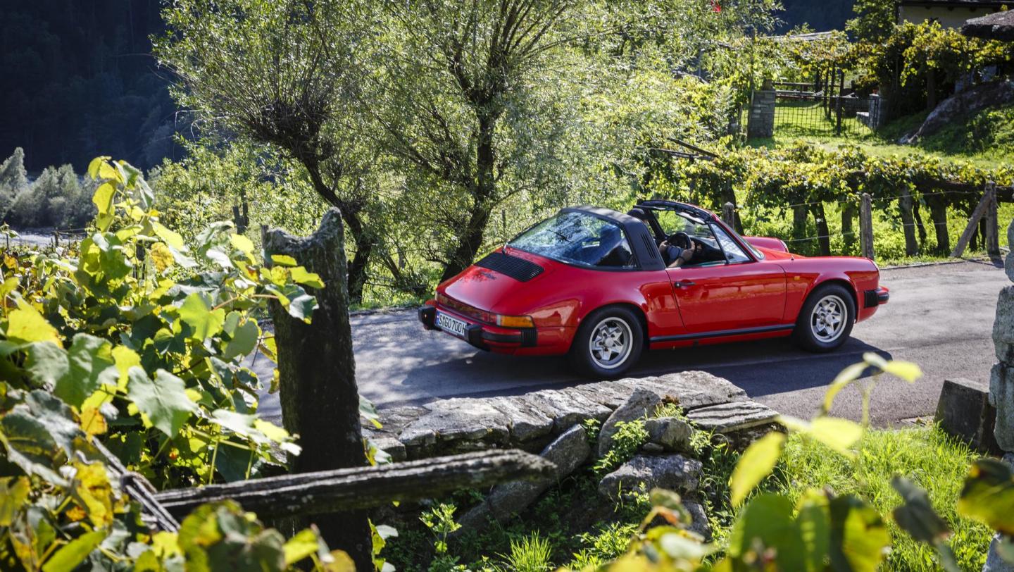 50 Jahre Porsche 911 Targa - 911 SC Targa (1981) - indischrot - Draufsicht - Beifahrerseite - Bügel - Tessin - 2015