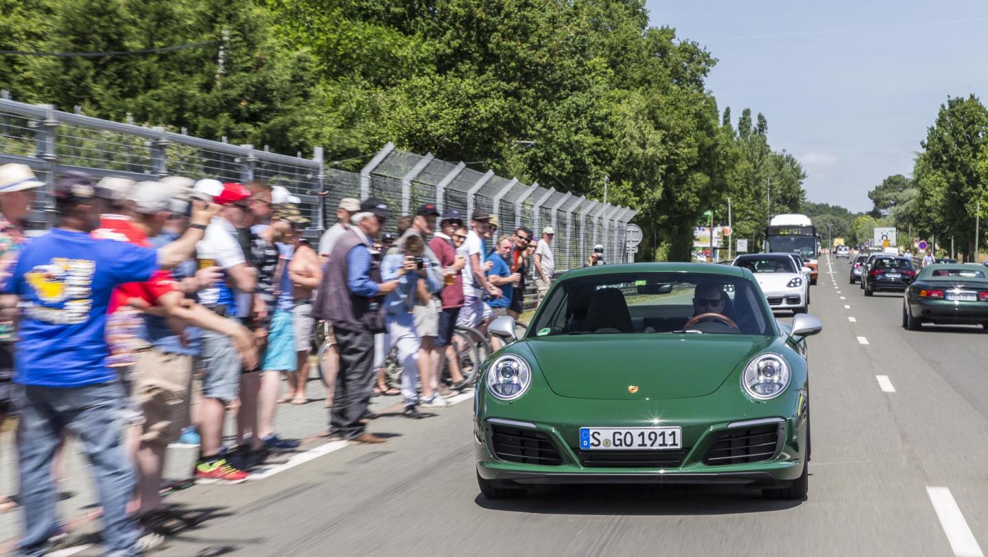 Einmillionster Porsche 911 - Carrera S - irischgrün - Bugteil - LED-Hauptscheinwerfer - Lufteinlässe - Circuit Le Mans -  Sommertag - 2017
