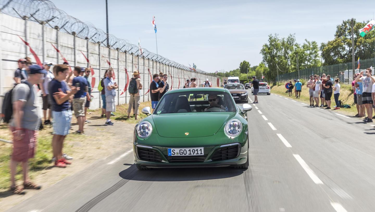 Einmillionster Porsche 911 - Carrera S - irischgrün -  LED-Hauptscheinwerfer - Bugteil - Lufteinlässe -  Circuit Le Mans -  Sommertag - 2017