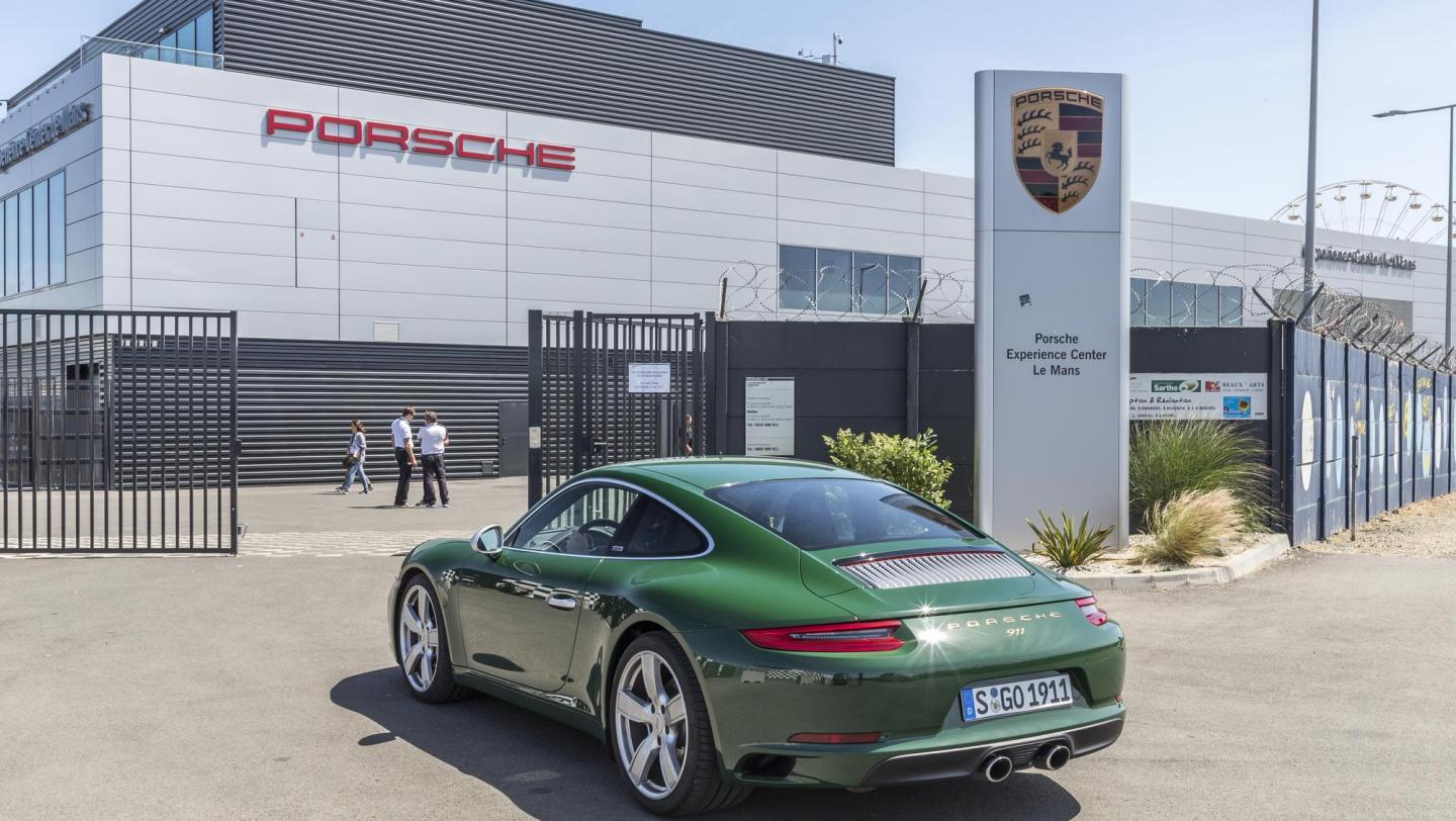 Einmillionster Porsche 911 - Carrera S - irischgrün - LED-Leuchten - Heckklappe -  - Heckdiffusor - Endrohre - Kühlrippen - Rückleuten - Aussenspiegel - Lufteinlässe -  Einfahrt Porsche Expereicne Center Circuit Le Mans -  Sommertag - 2017