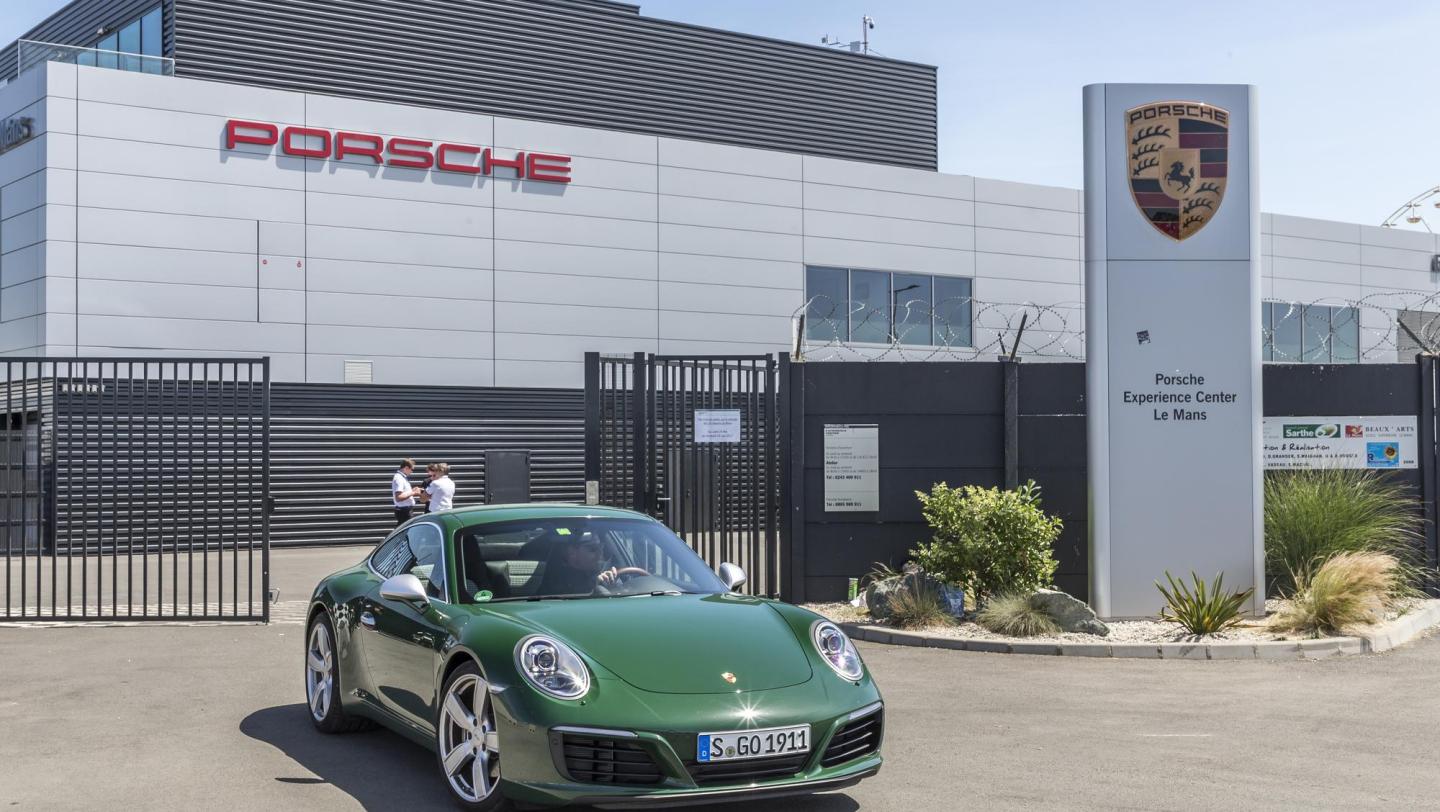 Einmillionster Porsche 911 - Carrera S - irischgrün - LED-Hauptscheinwerfer - Bugteil - Fronthaube - Aussenspiegel - Lufteinlässe - Felge - Beifahrerseite - Terrain Porsche Experience Center Circuit Le Mans -  Sommertag - 2017